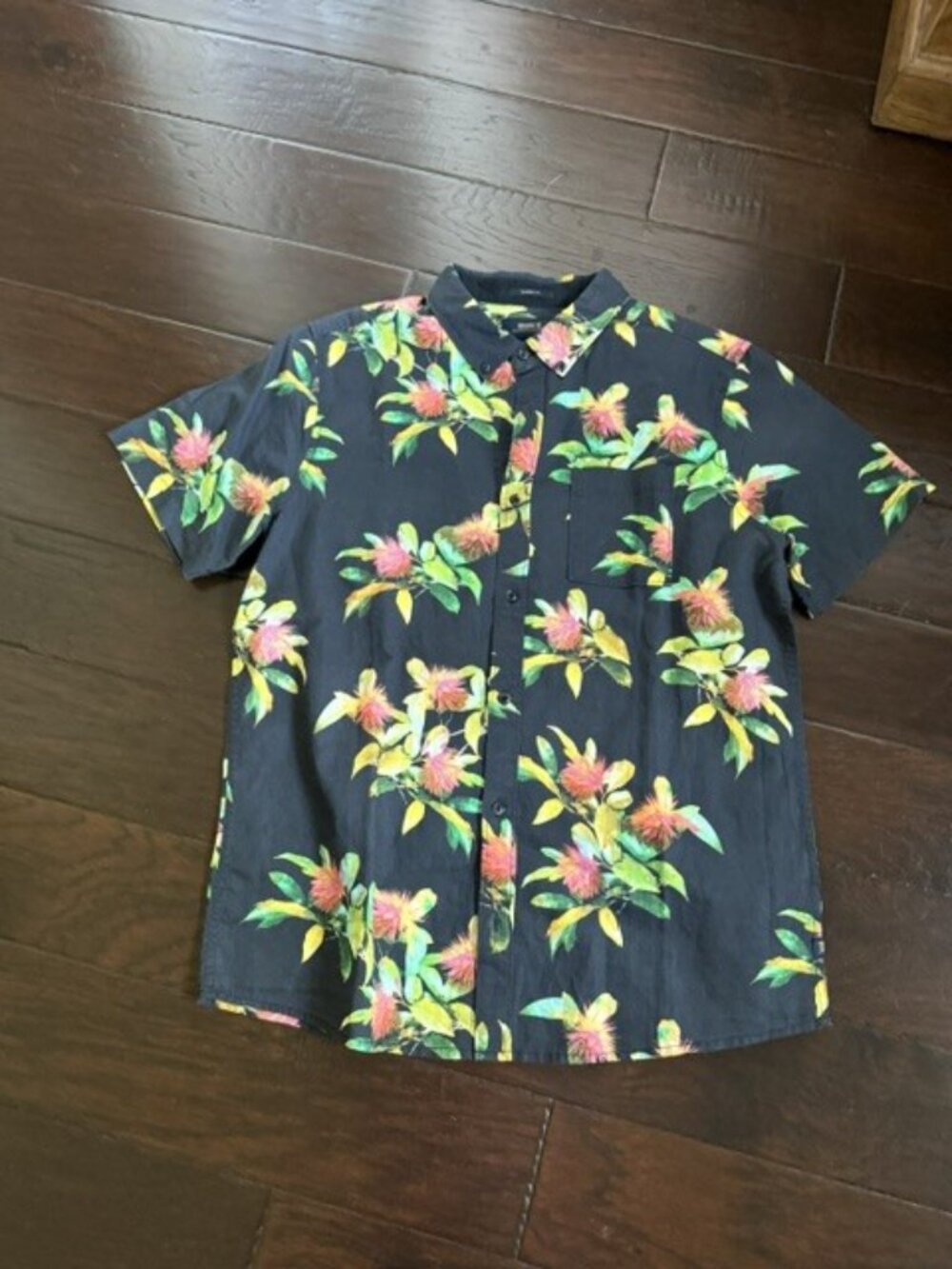 Roark classic fit  print short sleeve shirt . men size large